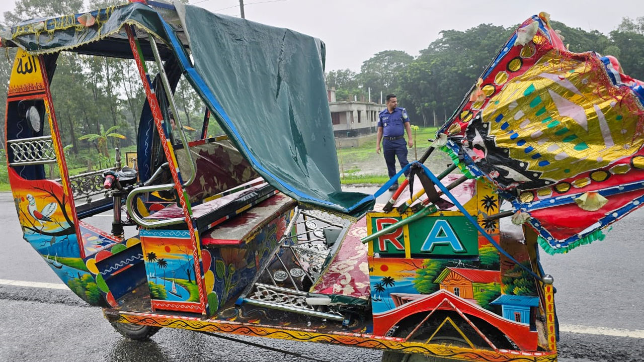 বউভাত অনুষ্ঠানে যাওয়ার পথে দুর্ঘটনায় কনের বাবাসহ নিহত ২