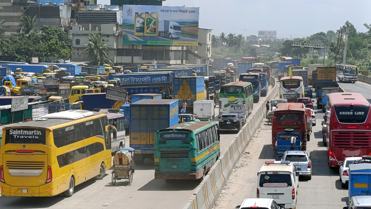 ঢাকা-চট্টগ্রাম মহাসড়কে ৩০ কিলোমিটার যানজট