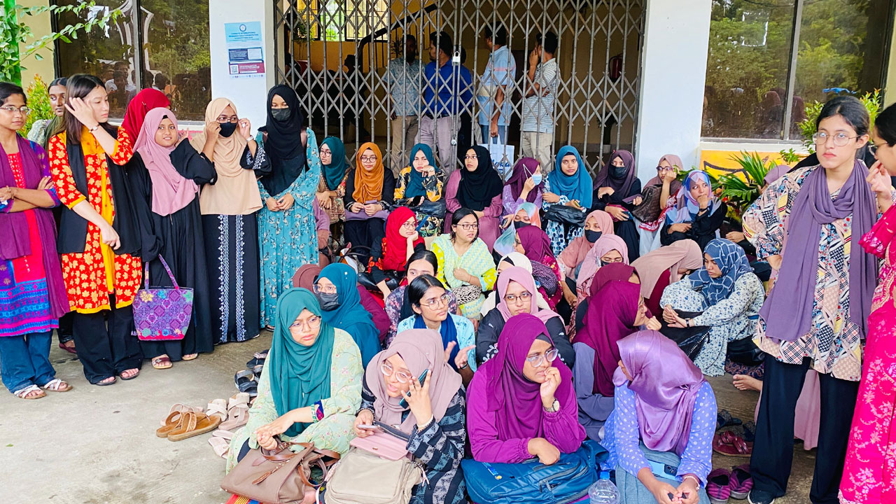 নোবিপ্রবিতে প্রশাসনিক ভবনে তালা দিয়ে শিক্ষার্থীদের বিক্ষোভ