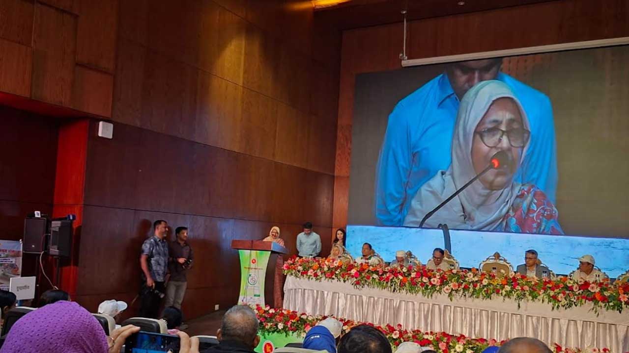 ফর্মুলা দুধের পরামর্শ না দিতে ডাক্তারদের ‘অনুরোধ’ স্বাস্থ্য উপদেষ্টার