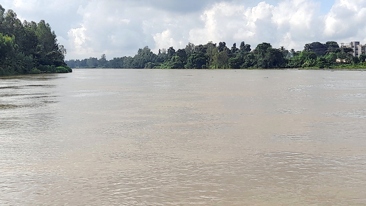 বিপৎসীমার ওপরে আত্রাই নদীর পানি, ৩০ পয়েন্ট ঝুঁকিপূর্ণ