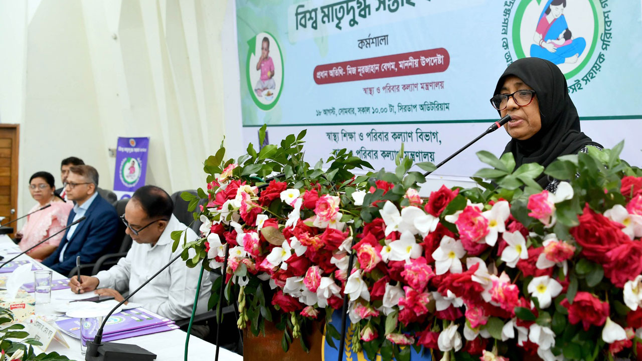 মাতৃদুগ্ধ খাওয়ানোর হার কমছে, ঝুঁকি বাড়াচ্ছে গুঁড়া দুধ