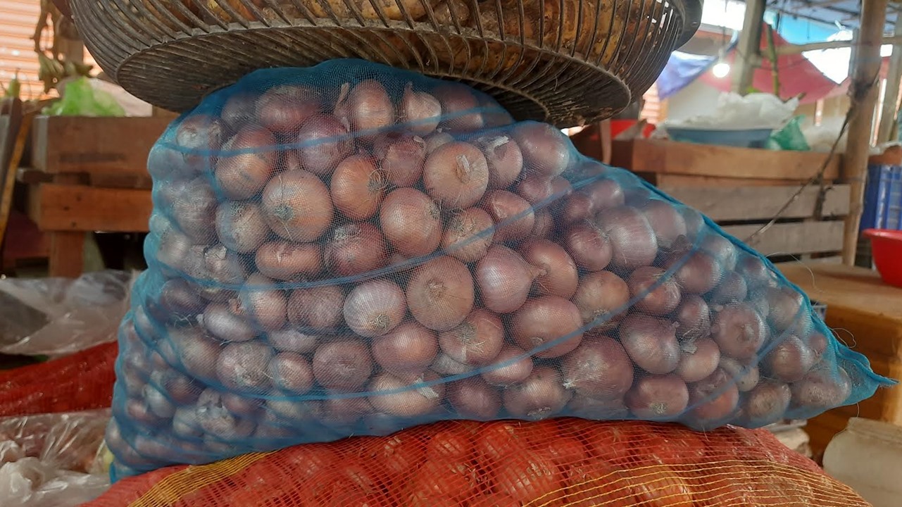 পেঁয়াজের ঝাঁজে পুড়ছে ক্রেতার পকেট, খুচরায় কমেনি দাম