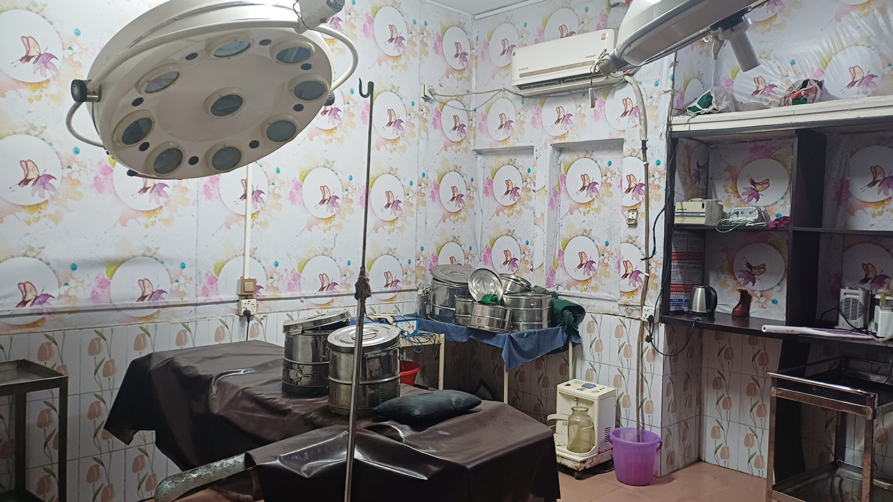 মেয়াদোত্তীর্ণ ওষুধ, ব্যবহৃত ইনজেকশন ও গ্লাভস দিয়ে অস্ত্রোপচার