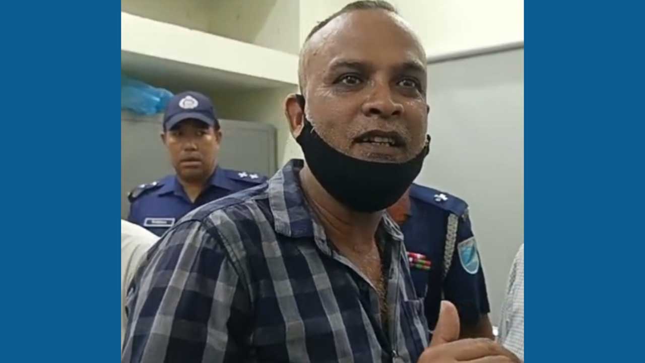 অর্থের বিনিময়ে চারজনকে পাসপোর্ট করে দিতে চেয়েছিলেন তিনি