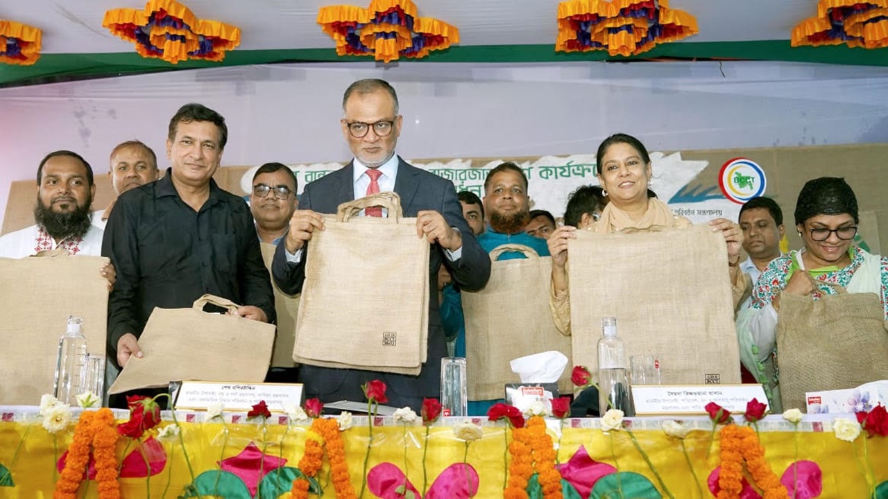 ঢাকায় ২০ টাকায় মিলবে পাটের ব্যাগ