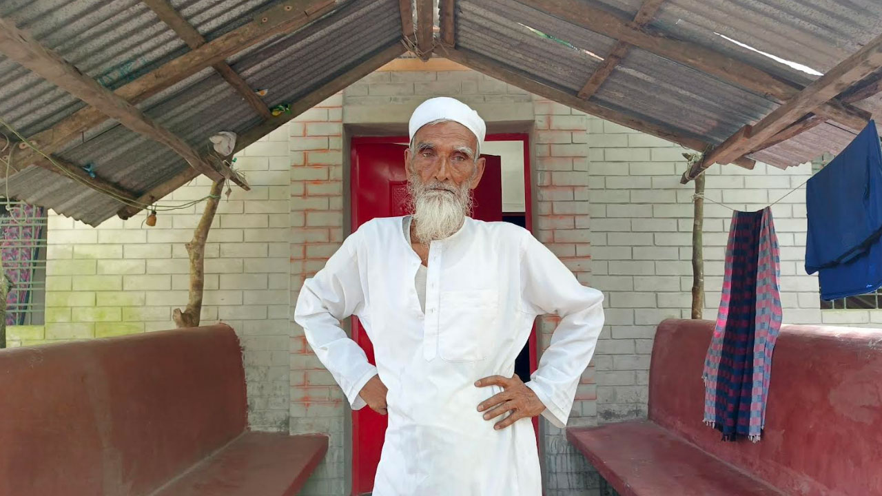 বৃদ্ধকে বিয়ের প্রলোভন দেখিয়ে টাকা হাতিয়ে নিয়ে পালিয়ে বেড়াচ্ছেন সেই নারী!