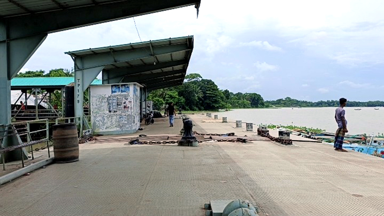 যাত্রী সংকটে থমকে গেছে পিরোজপুর লঞ্চঘাটের প্রাণচাঞ্চল্য