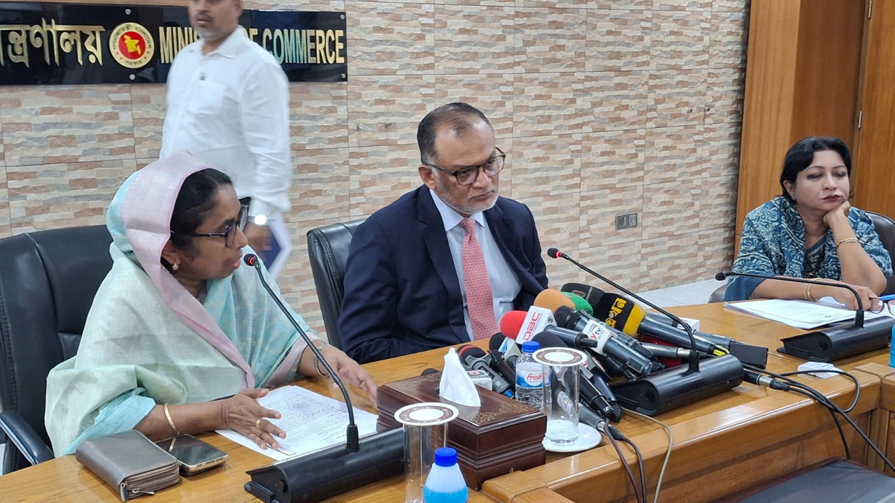 বিমানের টিকিটের অস্বাভাবিক মূল্যবৃদ্ধি, যেসব উদ্যোগ নিলো মন্ত্রণালয়