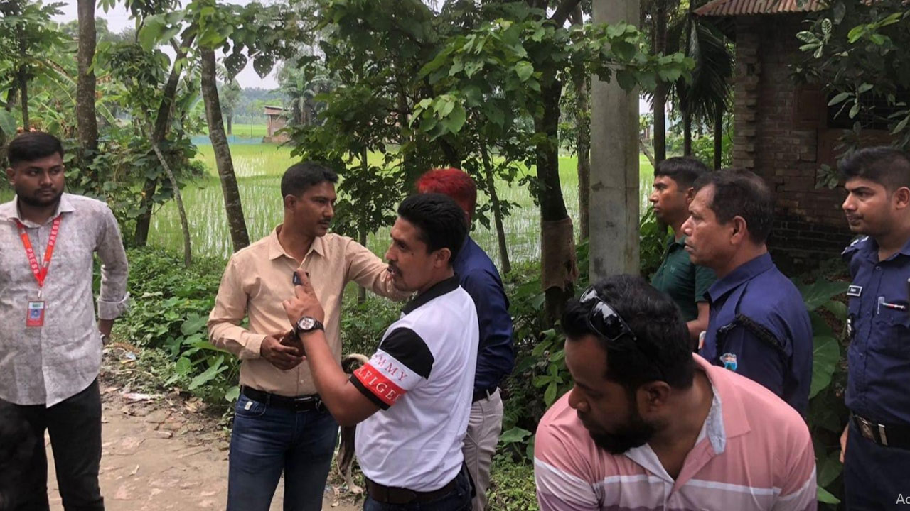 মানবাধিকার কর্মী সেজে মীমাংসা করতে এসে পুলিশের হাতে আটক ৪ প্রতারক