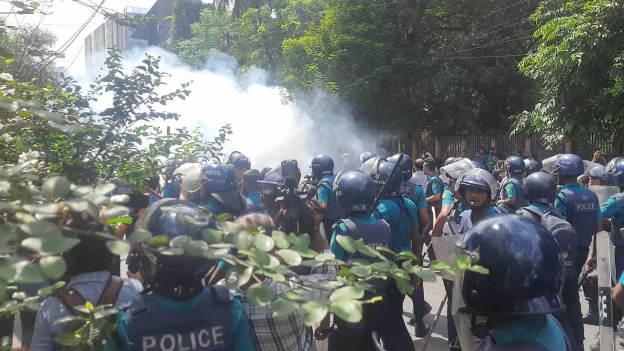 শিক্ষার্থীদের পুলিশের ধাওয়া, টিয়ারশেল-সাউন্ড গ্রেনেড নিক্ষেপ