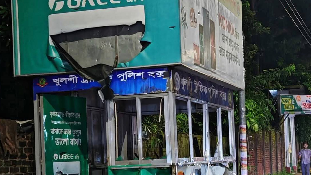 চট্টগ্রামে ব্যাটারি রিকশার বিরুদ্ধে অভিযানের জেরে পুলিশ বক্স ভাঙচুর