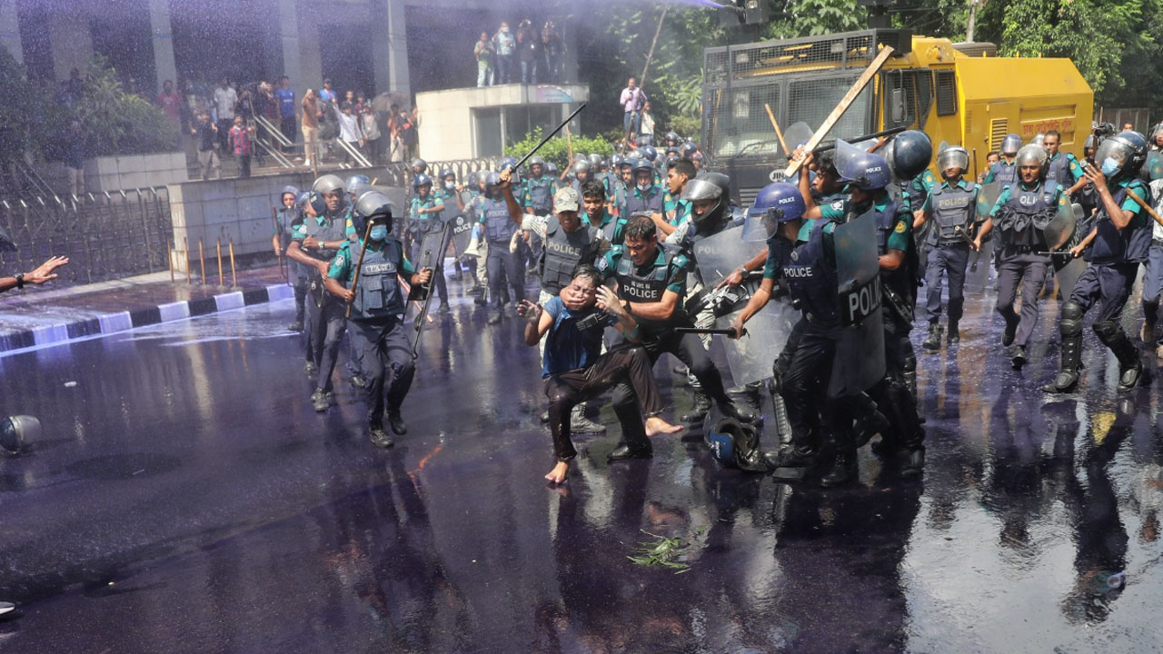 শিক্ষার্থীর মুখ চেপে ধরার আলোচিত ছবিটি বাস্তব, ডিএমপির দাবি ভিত্তিহীন