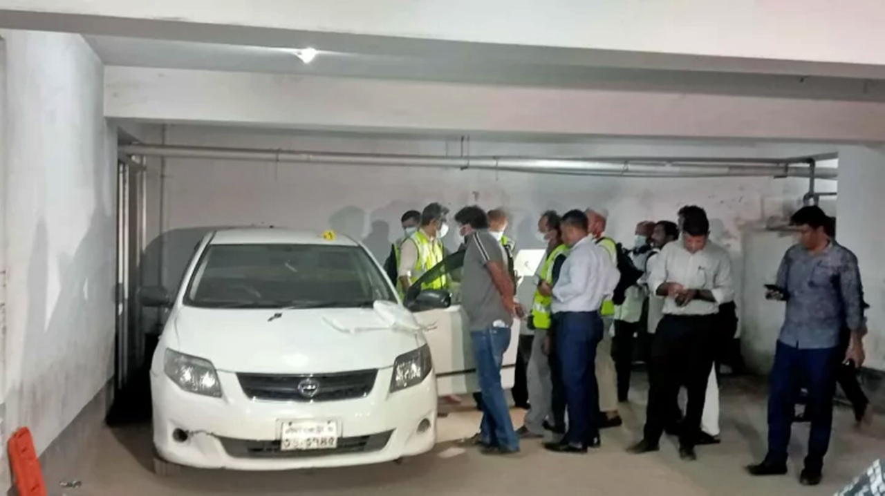 সিরাজুল ইসলাম মেডিকেলের পার্কিংয়ে গাড়ি থেকে দুই মরদেহ উদ্ধার