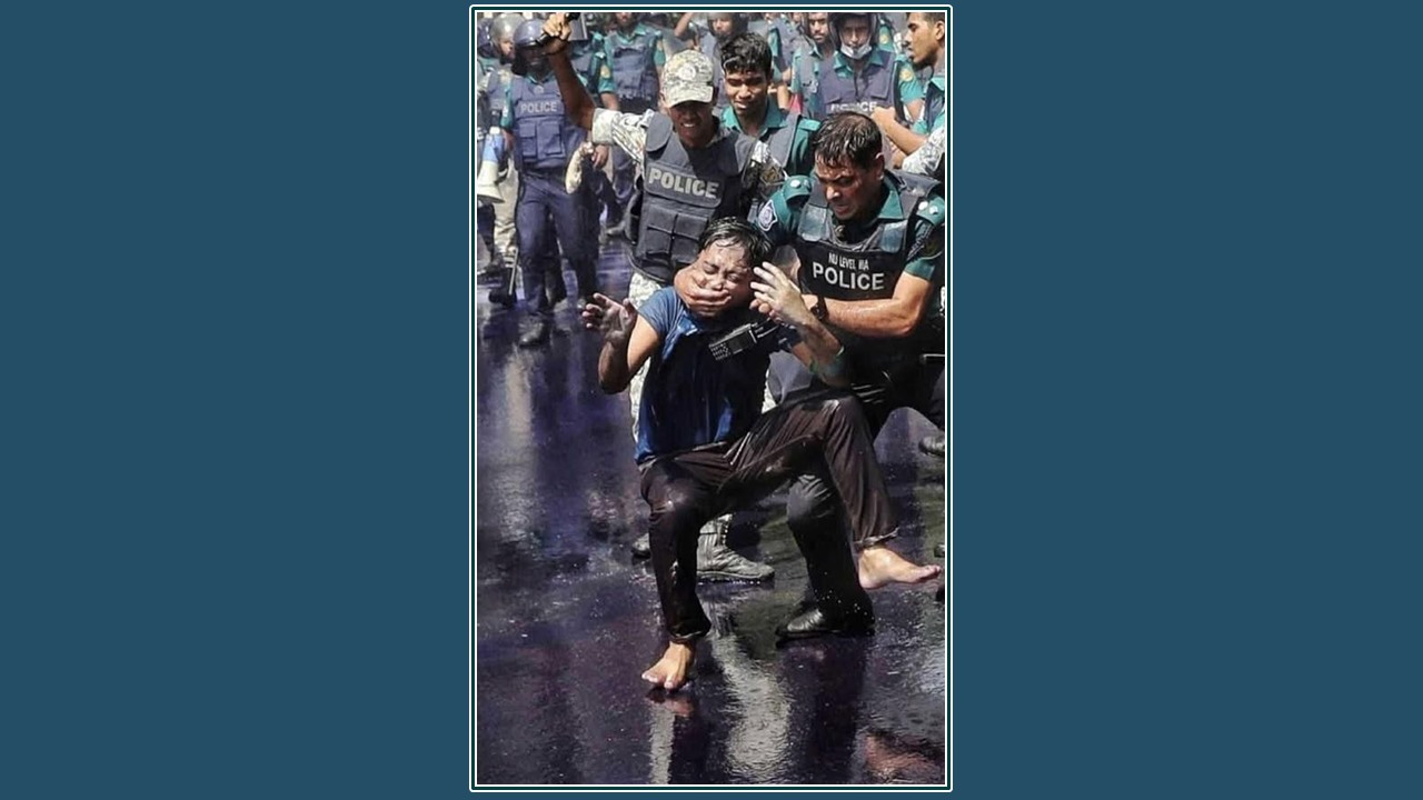 শিক্ষার্থীর মুখ চেপে ধরার আলোচিত ছবিটি বাস্তব, ডিএমপির দাবি সত্য নয়