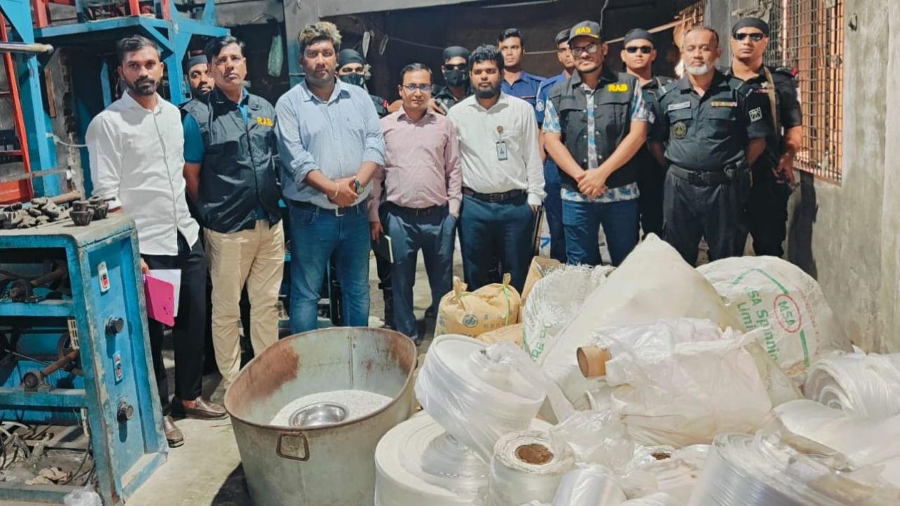 ৯ টন নিষিদ্ধ পলিথিন জব্দ, ৪ লাখ টাকা জরিমানা