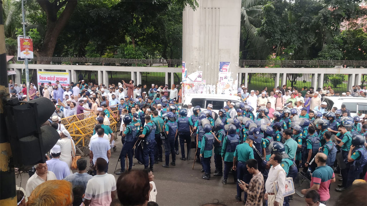 শিক্ষকদের সচিবালয় অভিমুখী যাত্রা ঠেকাতে আইনশৃঙ্খলা বাহিনীর বড় প্রস্তুতি
