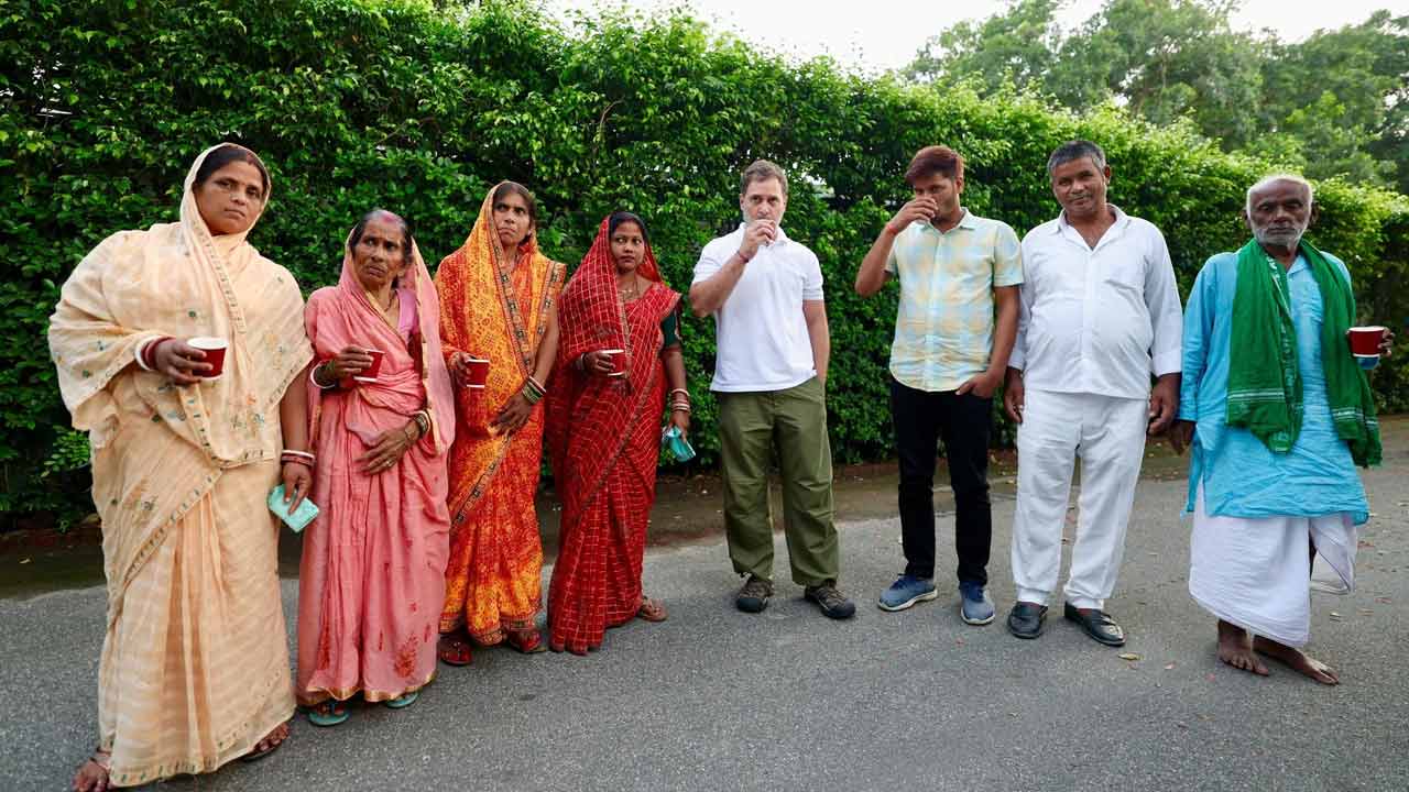 ভারতে ‘মৃত’ ভোটারদের সঙ্গে চা খেলেন রাহুল গান্ধী