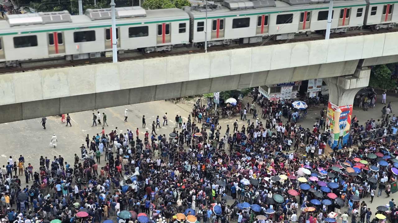 দ্বিতীয় দিনের মতো শাহবাগ অবরোধ প্রকৌশল শিক্ষার্থীদের