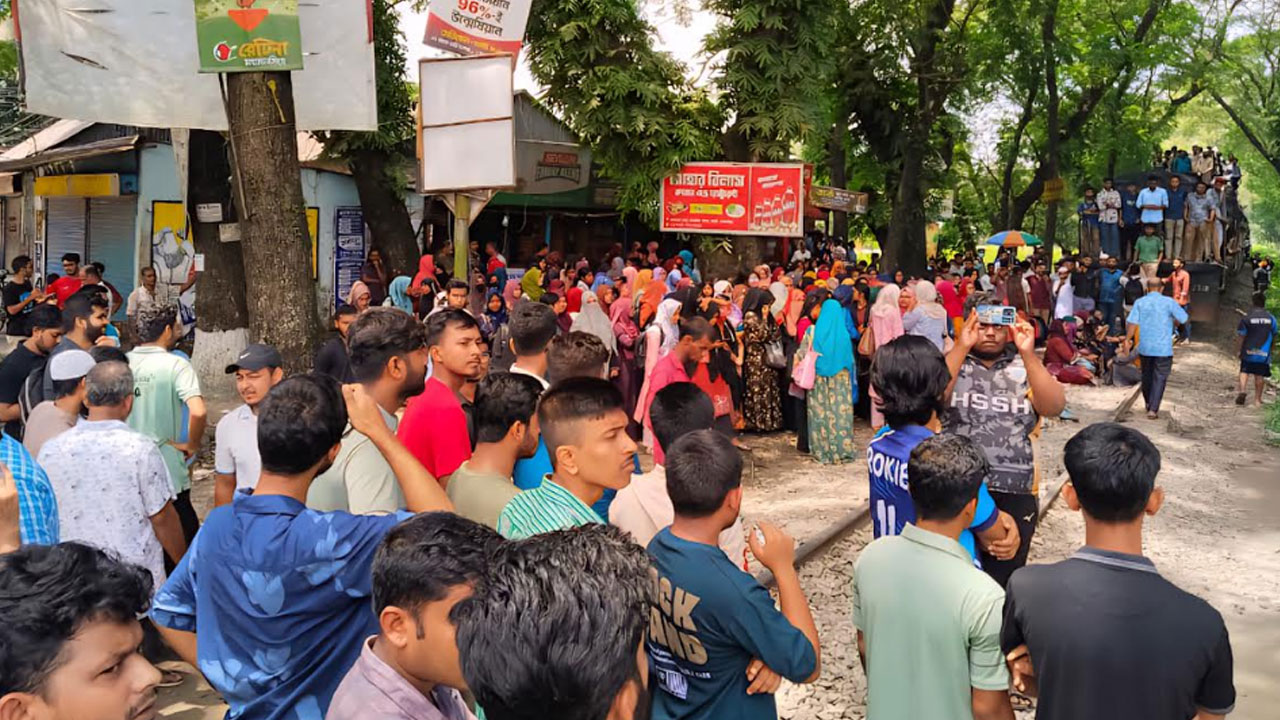 রেলপথ অবরোধ করেছেন বাকৃবি শিক্ষার্থীরা, ট্রেন চলাচল বন্ধ