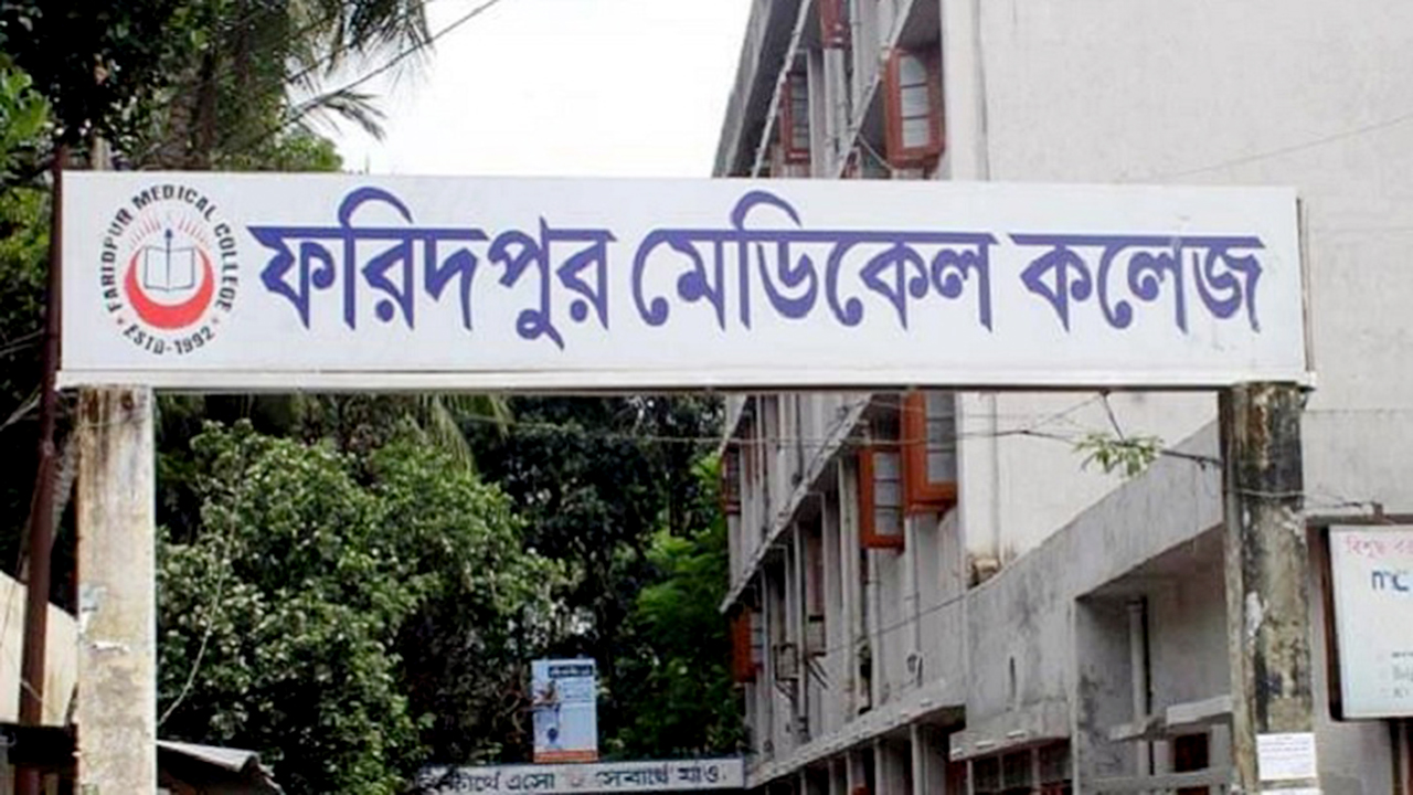 হাসপাতালে কাতরাচ্ছে বাসের রেডিয়েটর বিস্ফোরণে দগ্ধ শিশু