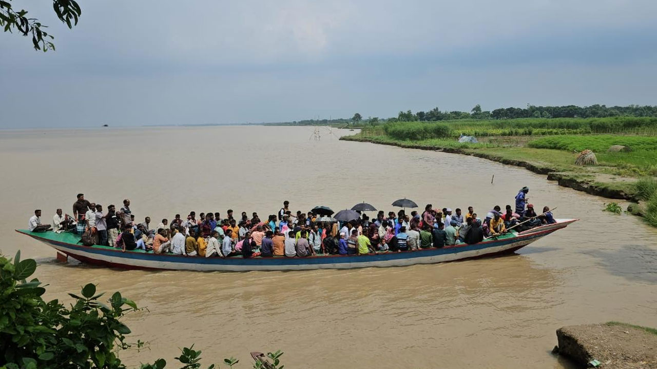 উত্তাল পদ্মায় ঝুঁকি নিয়ে নদী পার হয় রাজবাড়ীর চরাঞ্চলের হাজারো মানুষ