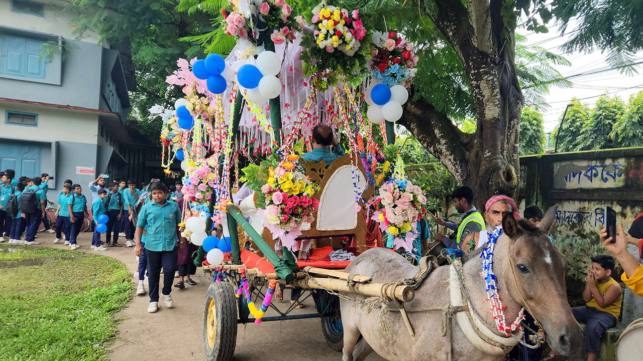 ফুলসজ্জিত ঘোড়ার গাড়িতে ২ শিক্ষকের রাজকীয় বিদায়