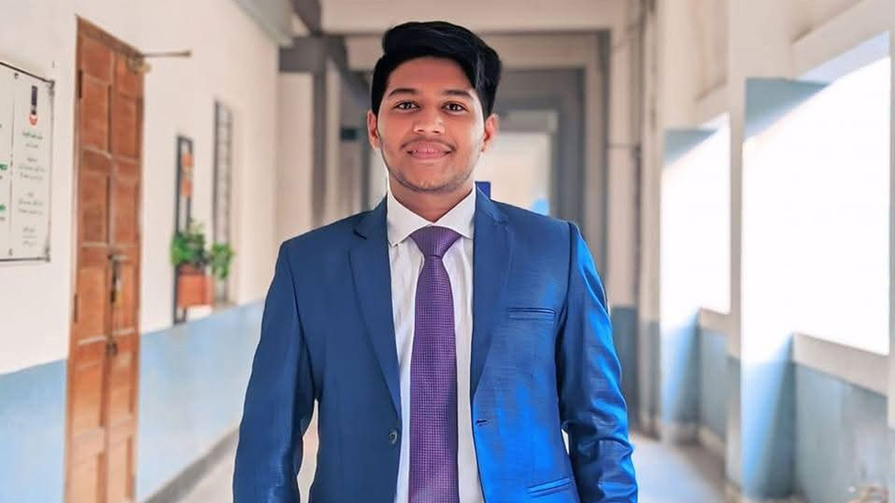 পরীক্ষায় নকল করতে গিয়ে ফোনসহ ধরা ঢাবি বাগছাস নেতা