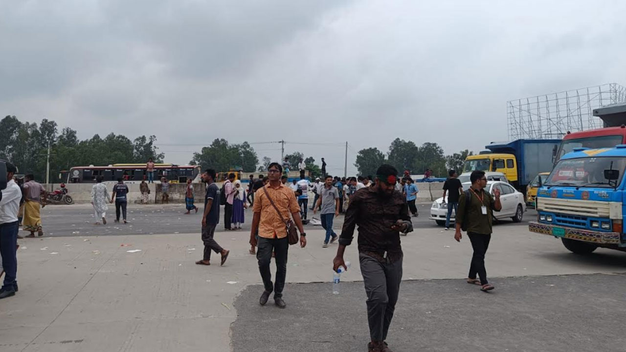 সড়ক ছেড়েছে শিক্ষার্থীরা, সচল ঢাকা-উত্তরবঙ্গ যান চলাচল