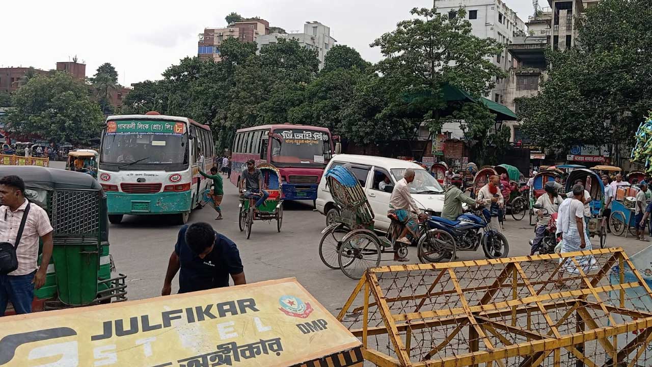 খামারবাড়ি ও আড়ং মোড়ে ডাইভারশন, মানিক মিয়ায় বন্ধ যান চলাচল