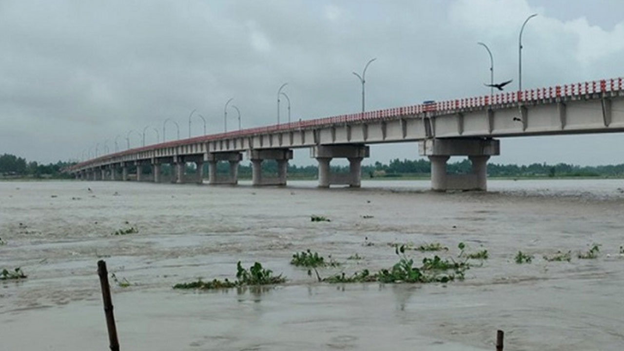 ভিডিও বানাতে সেতু থেকে নদীতে লাফ, কলেজছাত্র নিখোঁজ 