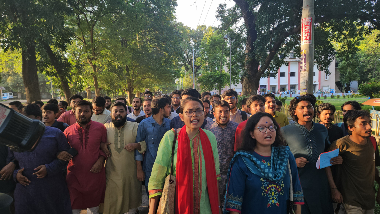 রাকসু নির্বাচনে মনোনয়ন বিতরণের সময় বাড়ানোর প্রতিবাদে বিক্ষোভ