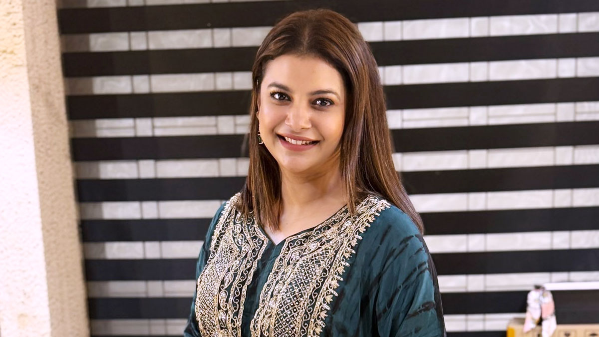 রাজনীতি নামক অভিশাপ থেকে আমাদের প্রিয় মাতৃভূমিকে রক্ষা করো