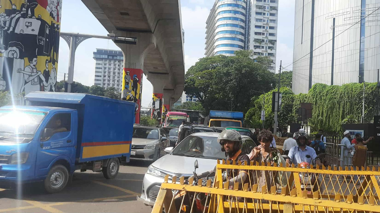 প্রকৌশল শিক্ষার্থীদের ছত্রভঙ্গ-ধাওয়া, দেড় ঘণ্টা পর সচল রমনা-শাহবাগ সড়ক