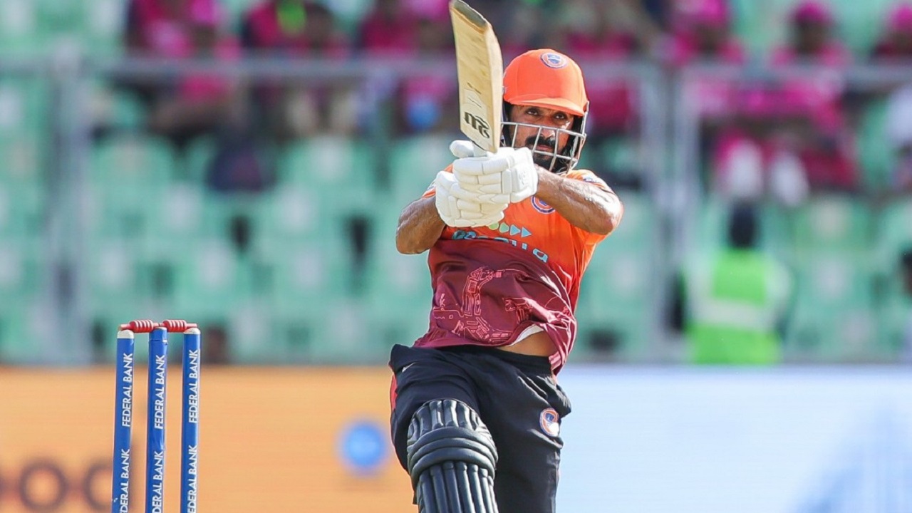 ১২ বলে ১১ ছক্কা, দুই ওভারে ৭১ রান!