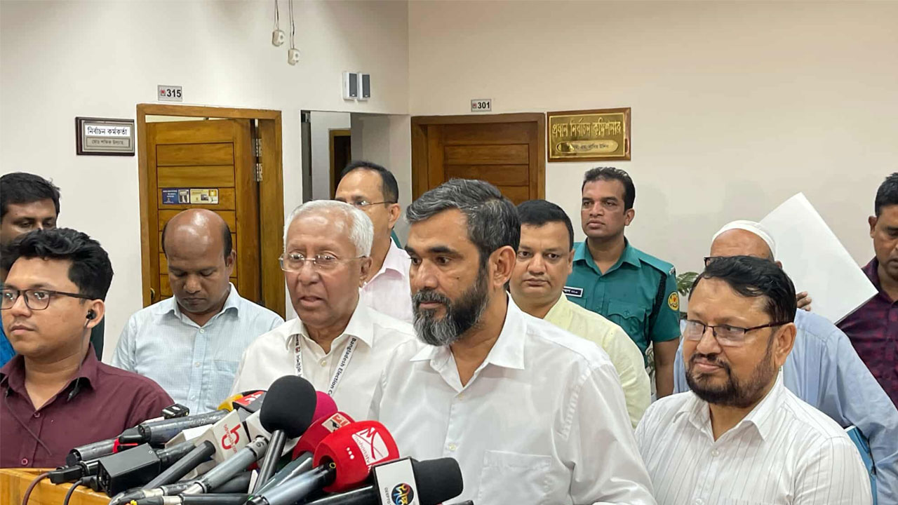 প্রবাসীদের ব্যালটে থাকবে শুধু প্রতীক : ইসি সানাউল্লাহ