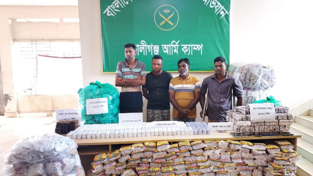 সাতক্ষীরায় অর্ধ কোটি টাকার ভারতীয় পণ্যসহ আটক ৪