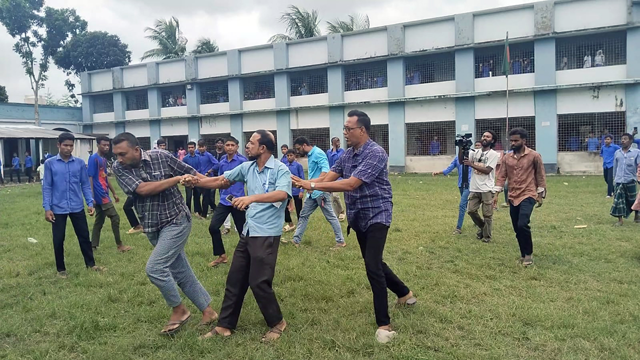 বিদ্যালয় থেকে সহকারী শিক্ষককে টেনে-হিঁচড়ে বের করলেন ইউপি সদস্য