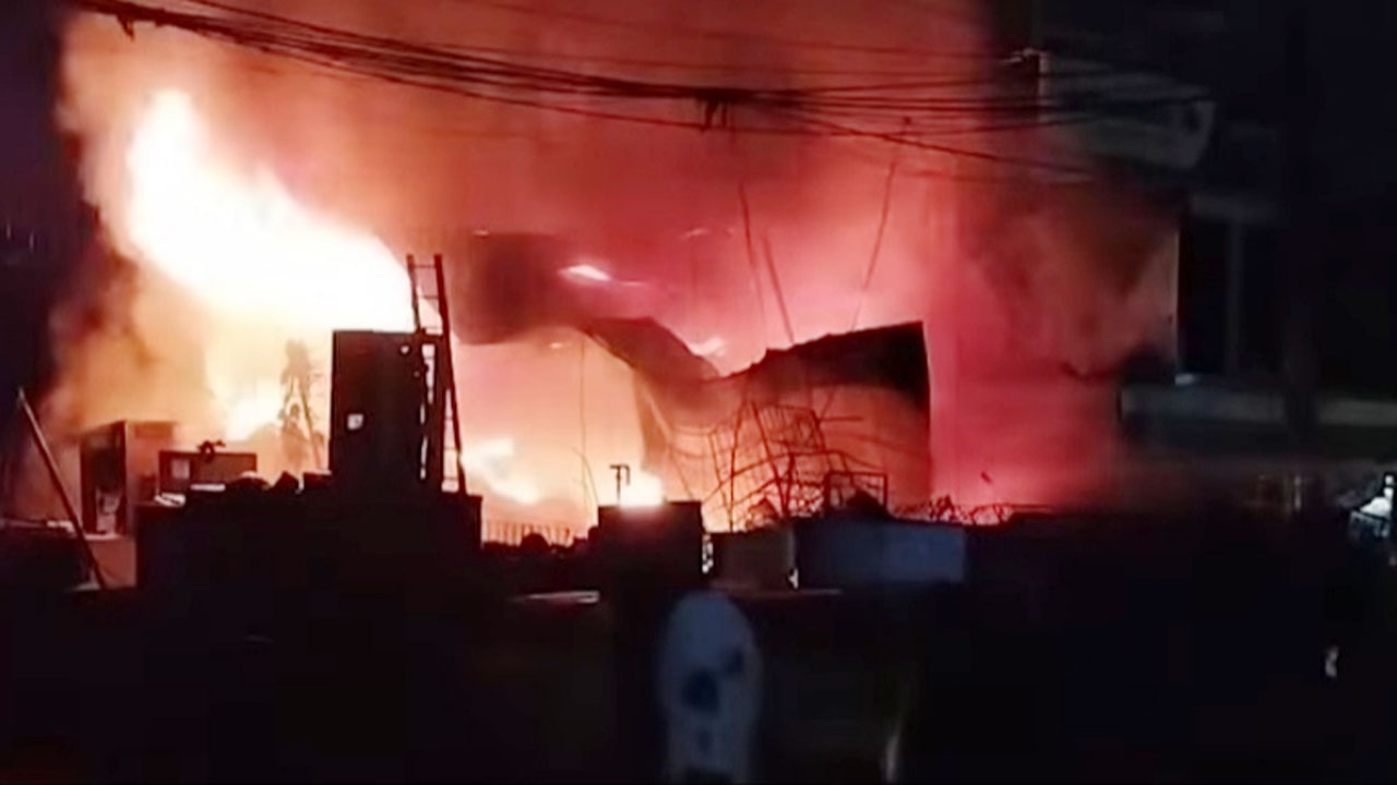 সীতাকুণ্ডে মার্কেটে আগুন, ঢাকা-চট্টগ্রাম মহাসড়কে যানজট