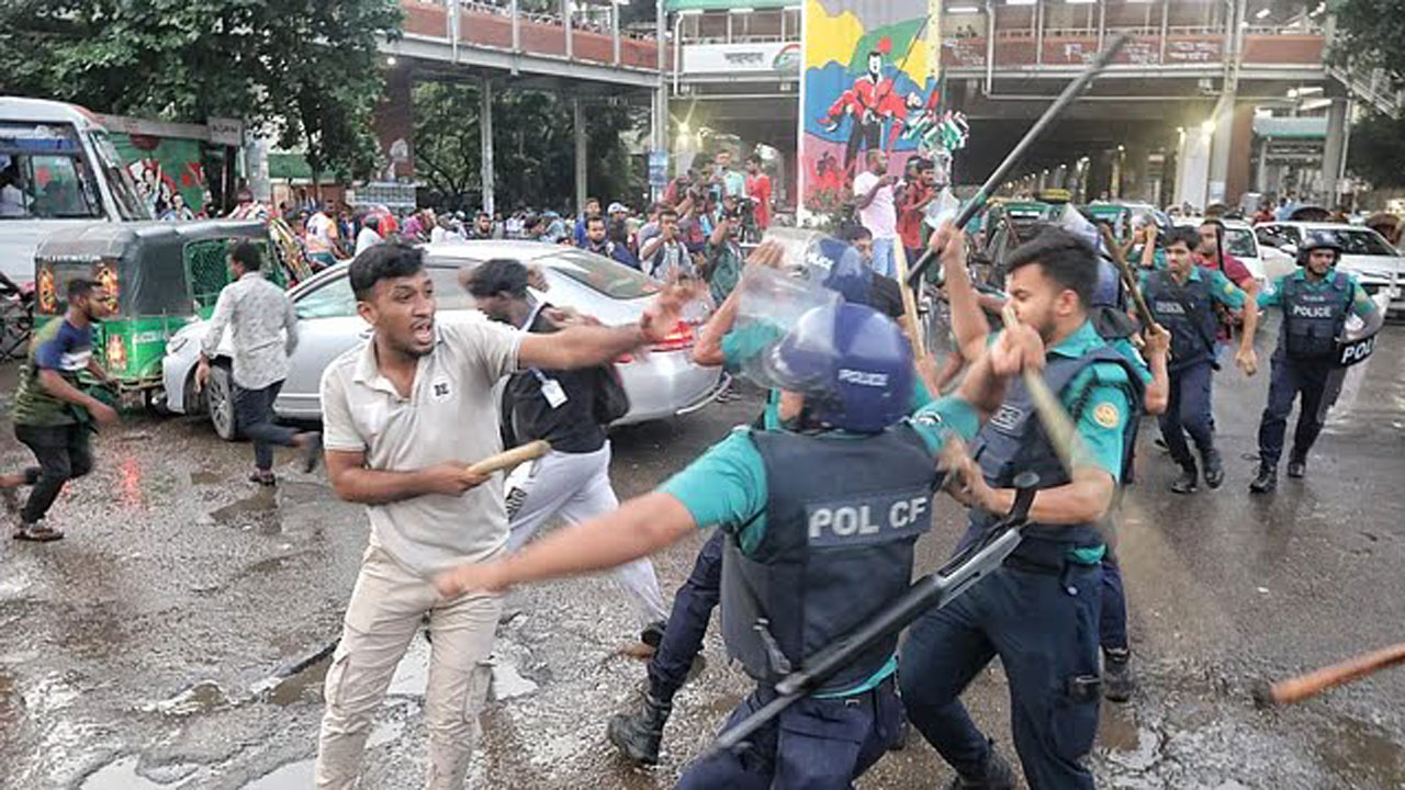 শাহবাগে ‘জুলাই যোদ্ধা’দের দুই গ্রুপের সংঘর্ষ, পুলিশের লাঠিচার্জ
