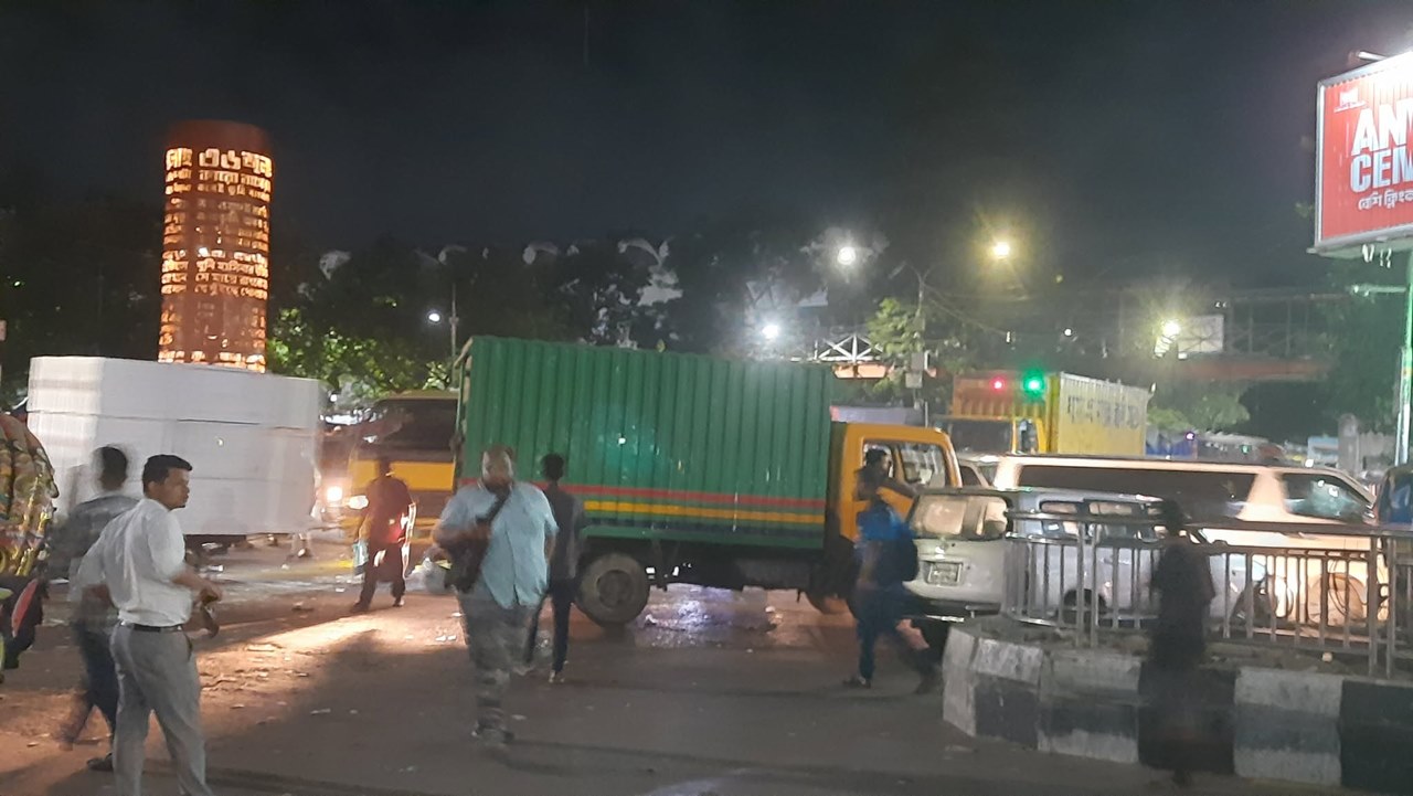 শাহবাগে যান চলাচল শুরু