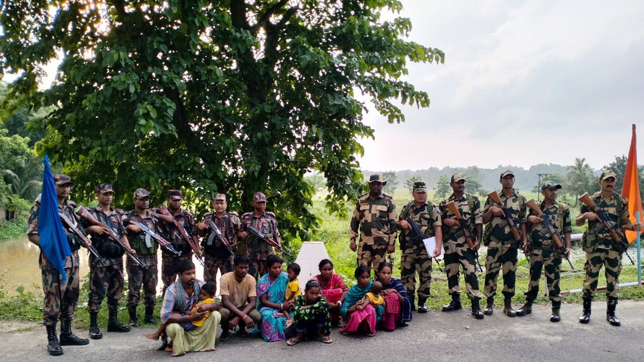 শেরপুর সীমান্তে ১০ বাংলাদেশিকে বিজিবির কাছে হস্তান্তর করল বিএসএফ