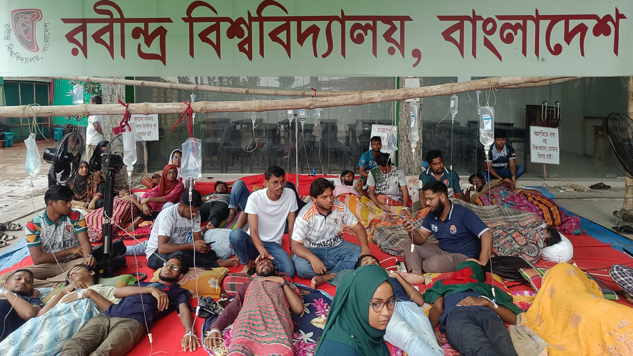 আমরণ অনশনে রবীন্দ্র বিশ্ববিদ্যালয়ের শিক্ষার্থীরা, অসুস্থ বেড়ে ২০