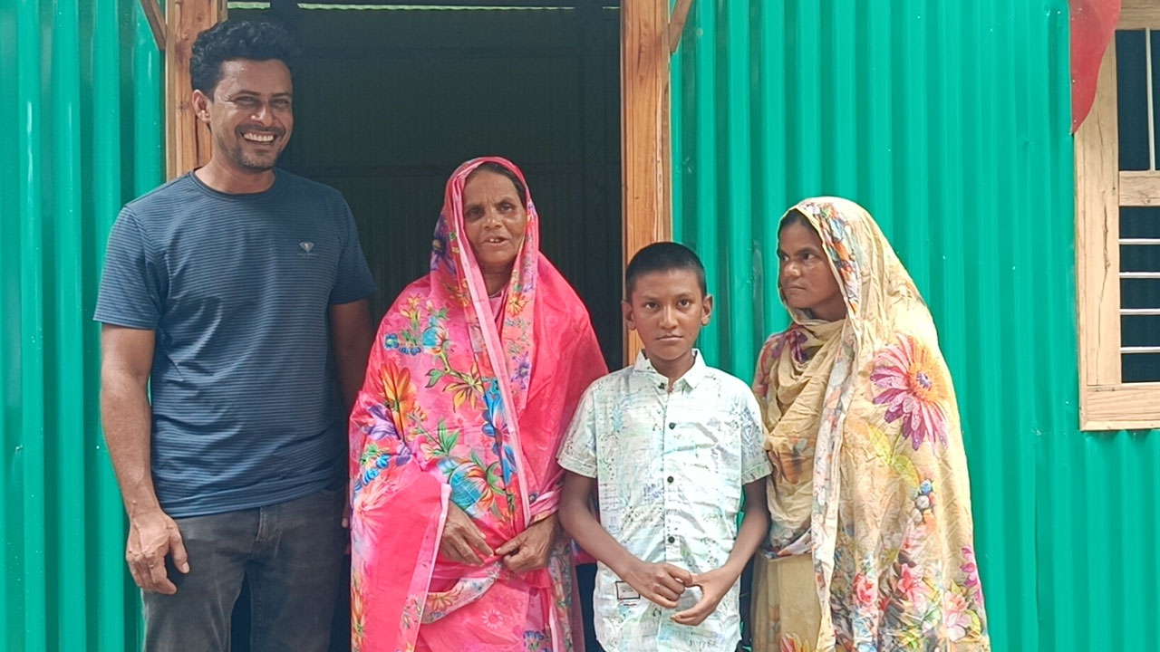 সমাজকর্মীর ফেসবুক পোস্টে বদলে গেল অসহায় শাহীদার জীবন