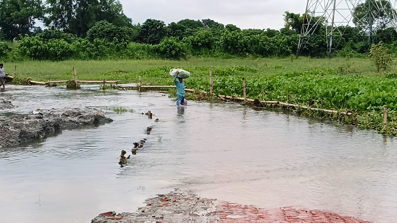 সেতু নির্মাণে ধীরগতি, বিকল্প সড়ক তলিয়ে যাওয়ায় অর্ধলাখ মানুষের ভোগান্তি