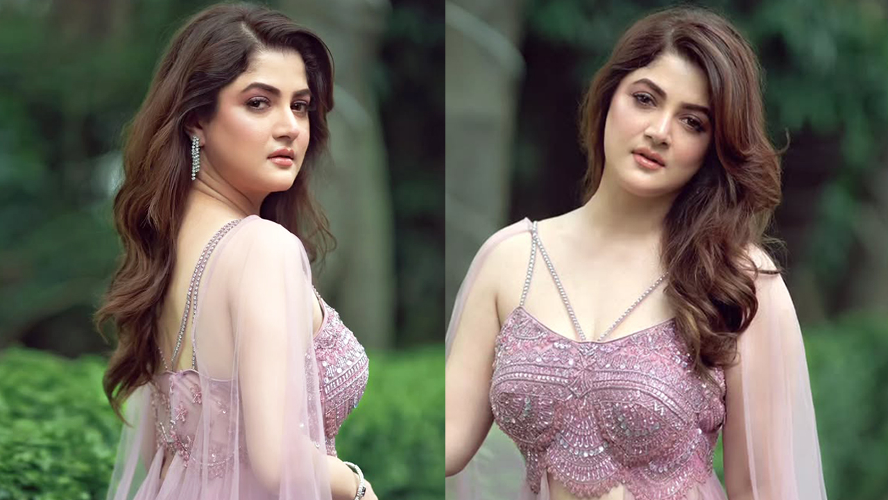 লেহেঙ্গায় মুগ্ধতা ছড়ালেন শ্রাবন্তী