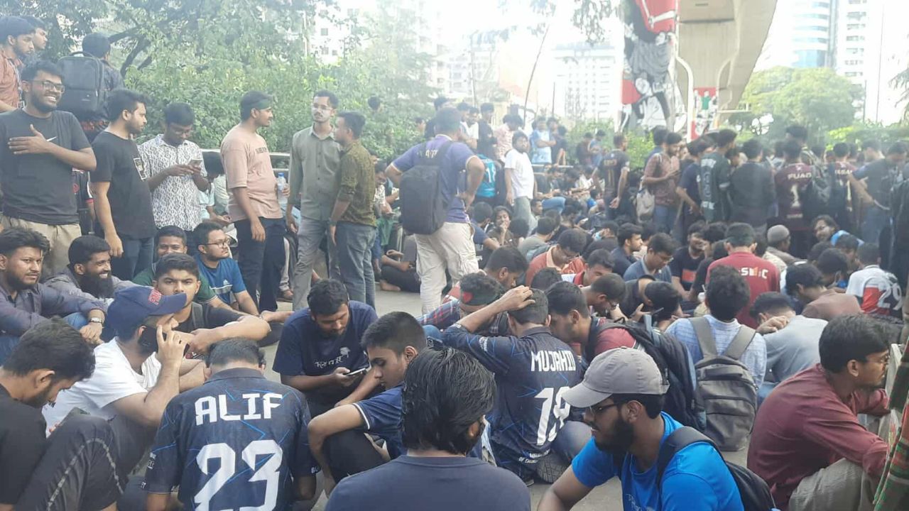 ইন্টারকন্টিনেন্টালের সামনে মুখোমুখি পুলিশ-শিক্ষার্থীরা, থমথমে পরিস্থিতি