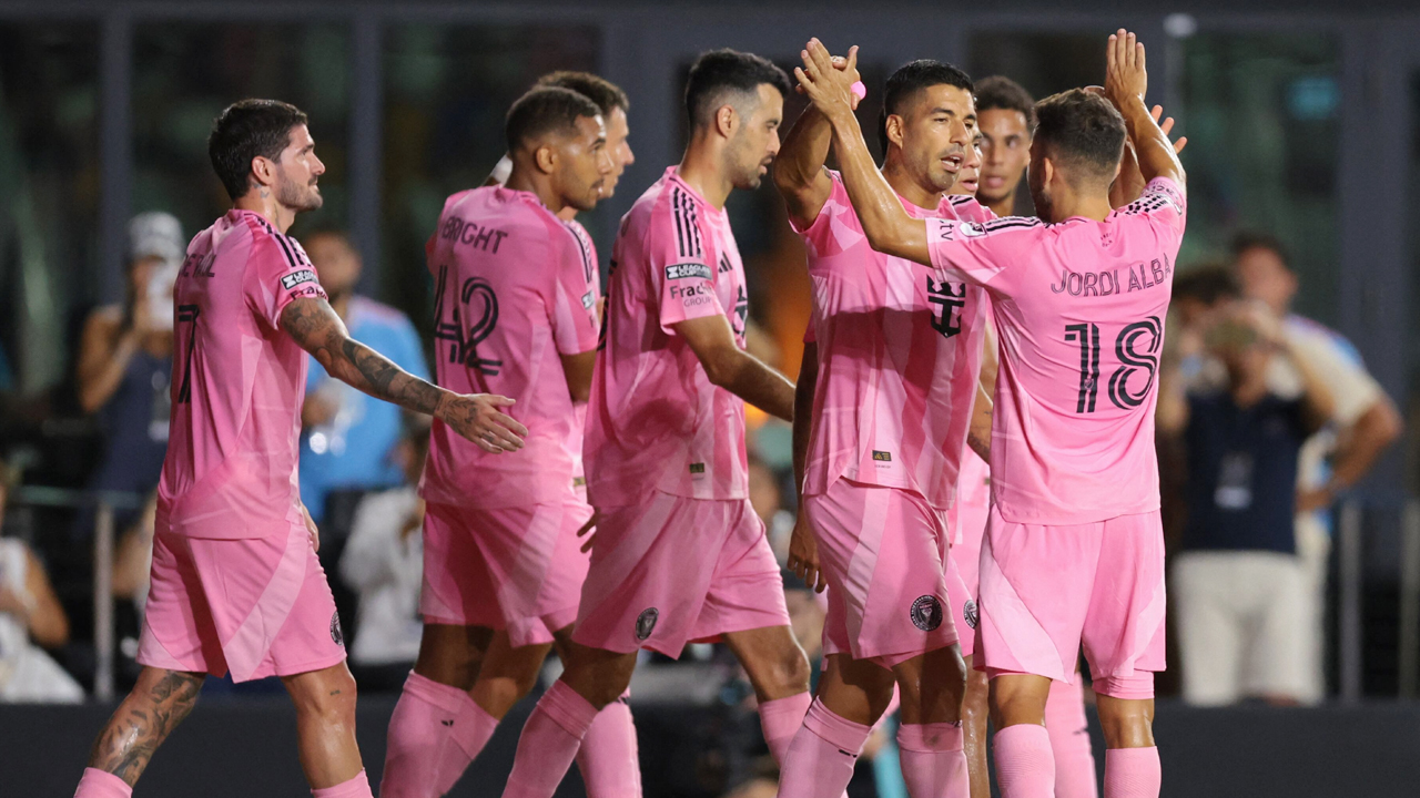 কোচের লাল কার্ড দেখার ম্যাচে মায়ামিকে সেমিতে তুললেন সুয়ারেজ