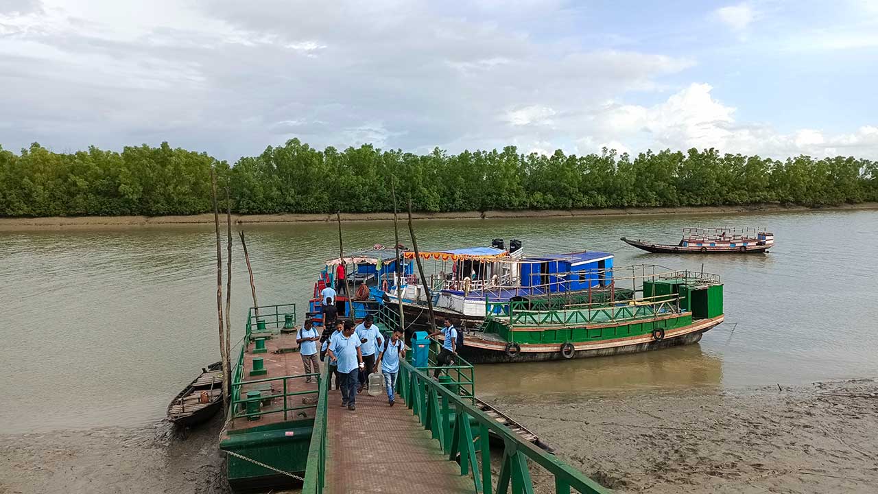 দুয়ার খুলছে সুন্দরবনের, ব্যস্ত জেলে-বাওয়ালিরা