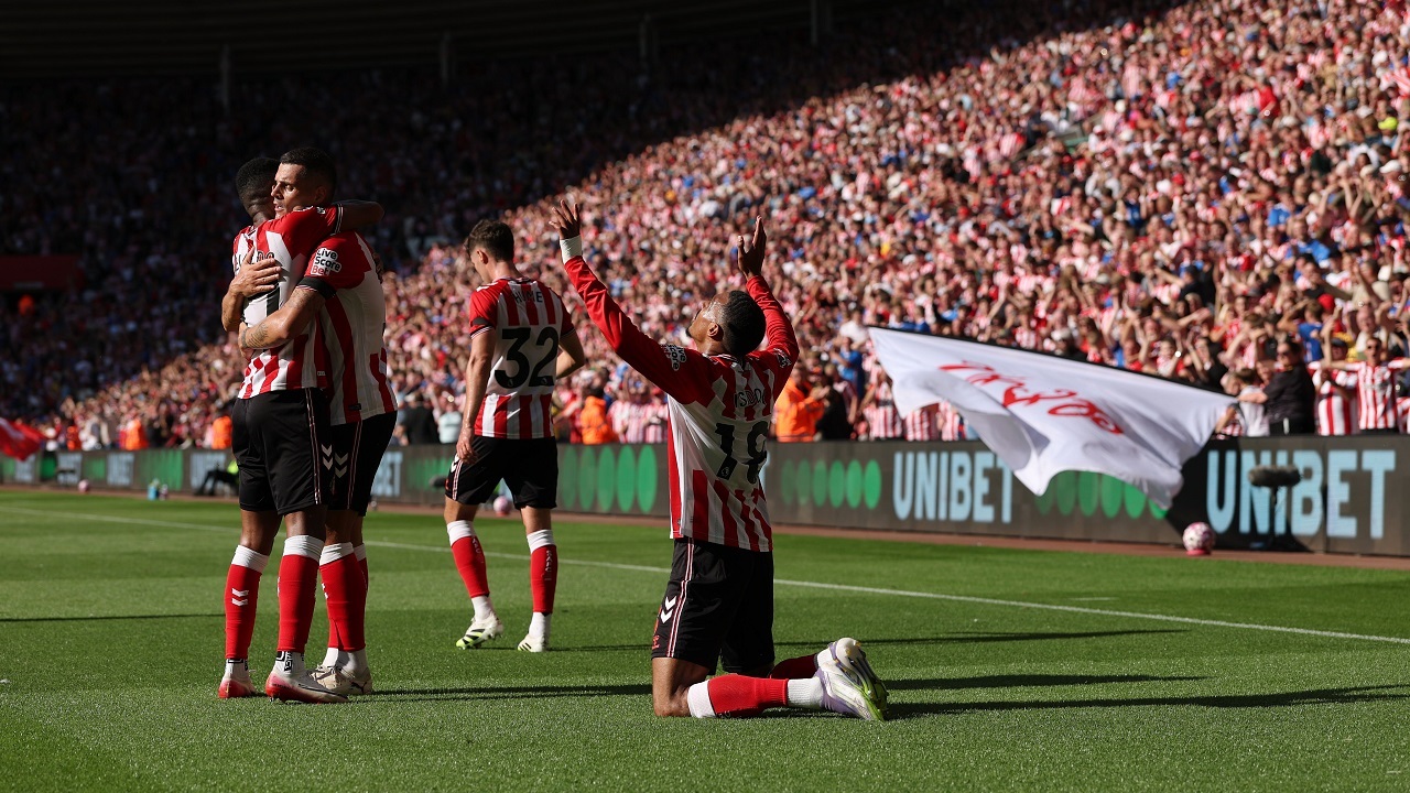 এক রাতে প্রিমিয়ার লিগে উত্তীর্ণ দুই ক্লাবের বিপরীতমুখী অভিজ্ঞতা